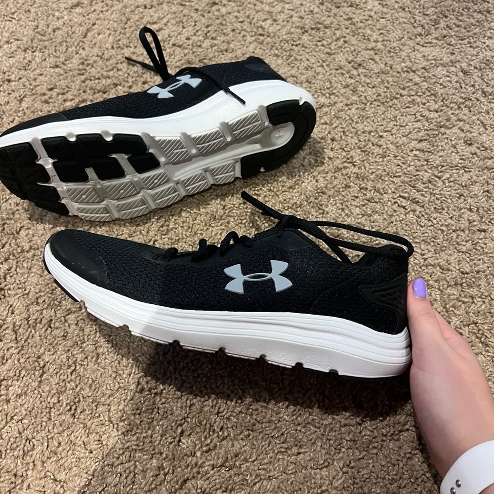 Never worn women’s under armor tennis shoes size 9.5
